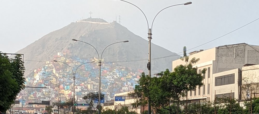 Vue sur les bidonvilles de Lima